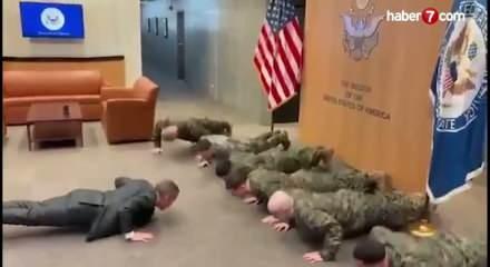 Amerikan el&ccedil;isi Mike Waltz, askerlerle şınav &ccedil;ekti