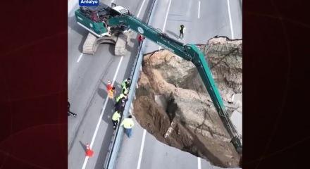 Antalya'da heyelan ve g&ouml;&ccedil;&uuml;k oluşan yolda &ccedil;alışmalar devam ediyor