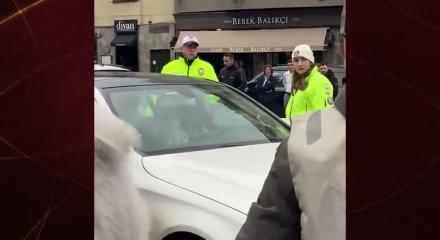 Bebek&rsquo;te trafikte ilgin&ccedil; hareketler sergileyen kadın hastaneye yatırıldı 