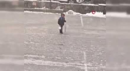 Bitlis'te y&uuml;rek ısıtan olay: Kar altında İstikl&acirc;l Marşı okudu