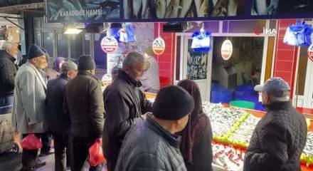 Bolu'da tezgahlarda hamsi bolluğu