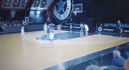 Bulgar veli, T&uuml;rk basketbolcuya saldırmak i&ccedil;in sahaya atladı