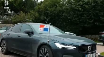 B&uuml;y&uuml;kel&ccedil;iden Beşiktaş'a ziyaret! Panamalı oyuncunun forması hediye edildi