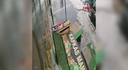 &Ccedil;atıdan d&uuml;şen kar k&uuml;tlesinden saniyeler ile kurtuldu