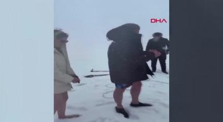 &Ccedil;ıldır G&ouml;l&uuml;&rsquo;n&uuml;n buz gibi suyuna daldılar