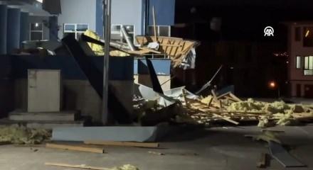 D&uuml;zce'de kuvvetli r&uuml;zgarda &ccedil;atısı u&ccedil;an lisede yarın eğitime ara verildi