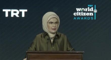 Emine Erdoğan, şehit gazetecinin &ouml;d&uuml;l&uuml;n&uuml; annesine takdim etti