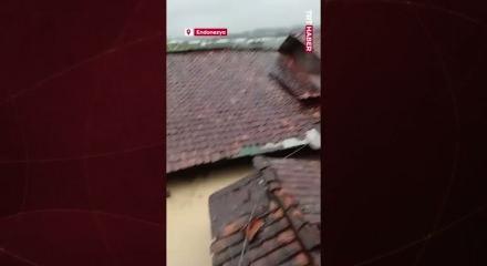 Endonezya&rsquo;da sel alarmı: Batı Cava&rsquo;da yollar sular altında kaldı