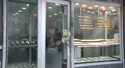 Ey&uuml;psultan&rsquo;da kuyumcuya silahlı soygun girişimi: İş yeri sahibi vuruldu