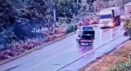 Feci kaza! Kamyon s&uuml;r&uuml;c&uuml;s&uuml; olay yerinde can verdi