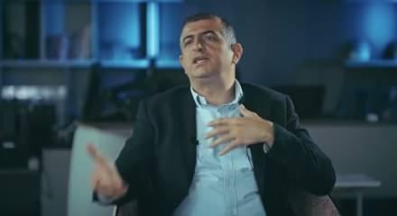 Bu D&uuml;nyadan Bir Akıncı Ge&ccedil;ti belgeseli'nde Haluk Bayraktar'ın "u&ccedil;ak inmedi" anısı dinleyenleri derinden etkiledi