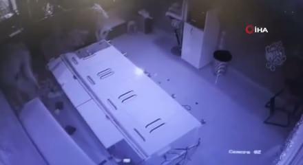 Forklifle kuyumcu soymaya gelip eşekle ka&ccedil;tı! O anlar kamerada