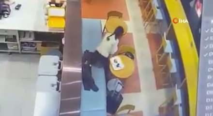 İstanbul Havalimanı'nda garsonun hayat kurtaran Heimlich m&uuml;dahalesi kamerada