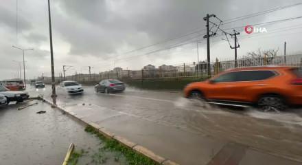 İzmir'de sağanak etkili oldu: Yollar g&ouml;le d&ouml;nd&uuml;, trafik kilitlendi