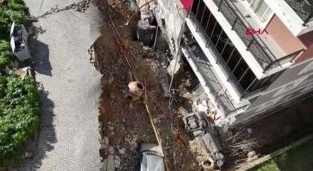 İzmir&rsquo;de toprak kayması; 2 bina ve 6 ara&ccedil; zarar g&ouml;rd&uuml;