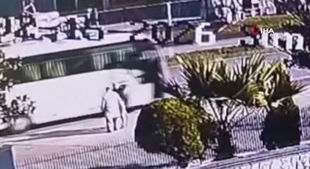 Kızına kahvaltıya giderken feci son: Kaza anı g&uuml;venlik kamerasında