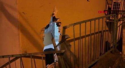 Kocaeli'de kamyonet evin duvarına &ccedil;arptı!