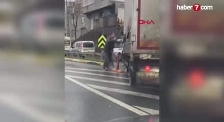 K&uuml;&ccedil;&uuml;k&ccedil;ekmece'de dehşet: Camları yumruklayıp k&uuml;f&uuml;rler savurdu