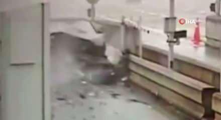 Kuzey Marmara gişelerinde ara&ccedil; bariyerlere &ccedil;arptı! O anlar kamerada