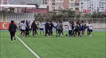 Liseliler futbol turnuvasında birbirlerine girdi: Tekme ve yumruklar havada u&ccedil;uştu