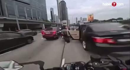 Malezya'da trafikte kapıyı a&ccedil;an 2 yaşındaki &ccedil;ocuk zincirleme kazaya neden oldu