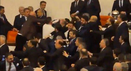 Meclis'te k&uuml;rs&uuml;y&uuml; işgal eden CHP'liler ile AK Partili vekiller arasında kavga &ccedil;ıktı