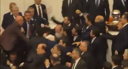 Meclis'te k&uuml;rs&uuml;y&uuml; işgal eden CHP'liler ile AK Partili vekiller arasında kavga &ccedil;ıktı