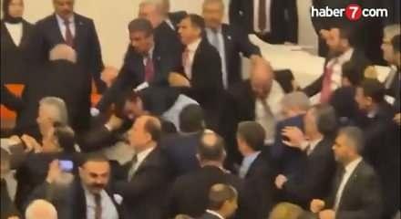 Meclis'te k&uuml;rs&uuml;y&uuml; işgal eden CHP'liler ile AK Partili vekiller arasında kavga &ccedil;ıktı