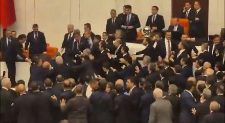 Meclis'te k&uuml;rs&uuml;y&uuml; işgal eden CHP'liler ile AK Partili vekiller arasında kavga &ccedil;ıktı