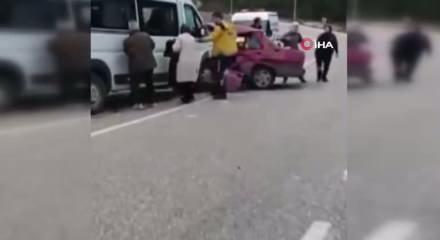 Minib&uuml;s ile otomobil kafa kafaya &ccedil;arpıştı