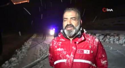 Muş-Bing&ouml;l kara yolunda mahsur kalan 40 ara&ccedil;taki yaklaşık 80 kişi kurtarıldı