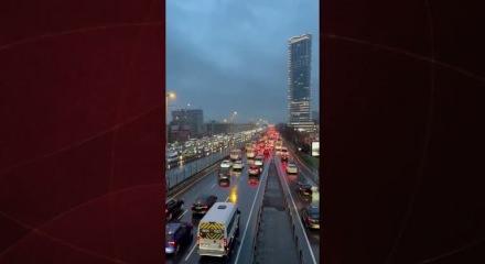 İstanbul'da akşam saatlerinde trafik yoğunluğu y&uuml;zde 90'a &ccedil;ıktı