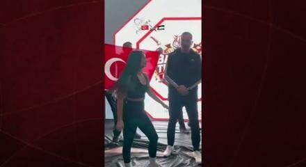 T&uuml;rk sporcunun rakibi olan Filistinli sporcuya yaptığı hareket tepki &ccedil;ekti