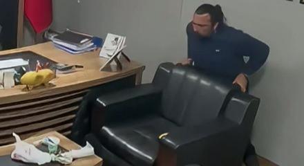 Osmaniye'de yediği yemek nefesini tıkayınca sağlık &ccedil;alışanı, kendi kendine yaptığı Heimlich manevrası ile hayata tutundu