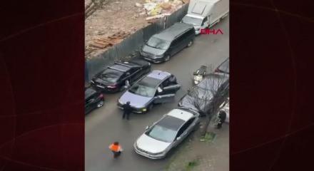 Park yeri nedeniyle tartıştığı s&uuml;r&uuml;c&uuml;y&uuml; silahla &ouml;ld&uuml;rd&uuml;; yakınları saldırganı darbetti