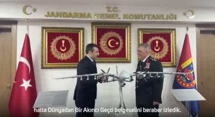 Sel&ccedil;uk Bayraktar, AKINCI maketini Jandarma Genel Komutanlığı&rsquo;na teslim etti