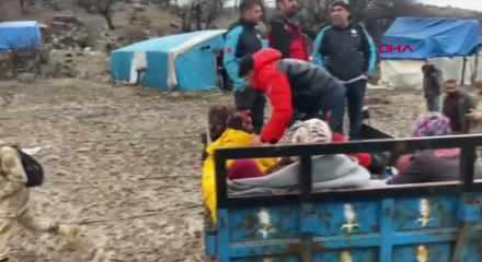 Siirt&rsquo;te fırtına &ccedil;adırları yıktı: 20 kişi tahliye edildi