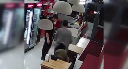 Sipariş ettiği d&uuml;r&uuml;m&uuml;n i&ccedil;erisine sakalının kıllarını koydu, hesap &ouml;demeden &ccedil;ıktı