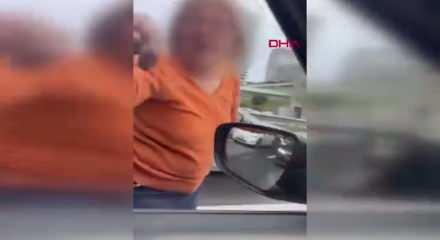 Şişli&rsquo;de trafikte tartıştığı aracın camını yumruklayıp aynasını kırdı