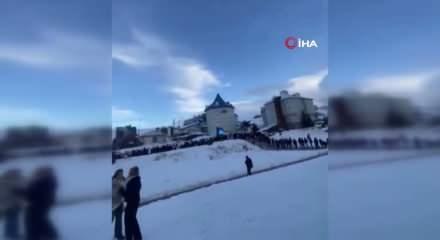  Uludağ'da kameralara yansıyan teleferik kuyruğu g&ouml;renleri şaşırttı