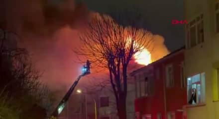 &Uuml;sk&uuml;dar&rsquo;da 7 katlı binada yangın &ccedil;ıktı!