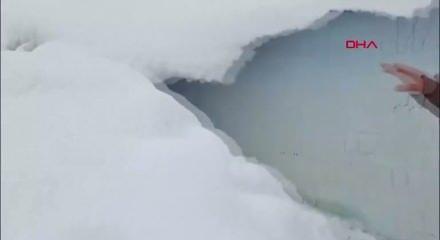 Van&rsquo;da kar 2 metreyi aştı, 76 yerleşim yoluna ulaşılamıyor