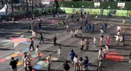 &Ouml;ğrenciler hep birlikte Kabe'de hacılar ilahisini s&ouml;yledikleri anlar sosyal medyada g&uuml;ndem oldu.