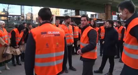 AK Parti Gen&ccedil;lik Kolları İstanbul trafiğinde kalan vatandaşın imdadına yetişti