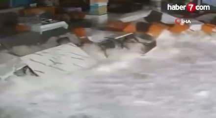 Alanya'da dalgalar balık lokantasını bastı! O anlar kamerada