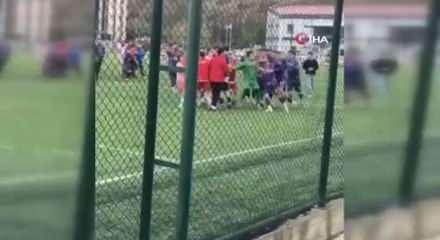 Amat&ouml;r ma&ccedil; ringe d&ouml;nd&uuml;! Saha bir anda karıştı: Kavgaya seyirciler de dahil oldu