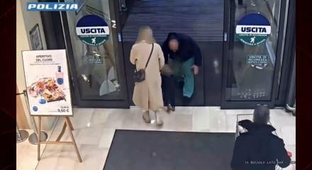 Annesinin yanındaki &ccedil;ocuğu ka&ccedil;ırmaya &ccedil;alışan İsrailli turist İtalya'yı sarstı