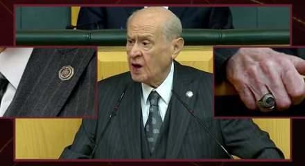 Bah&ccedil;eli'nin y&uuml;z&uuml;k ve rozetindeki ayrıntılar dikkat &ccedil;ekti!