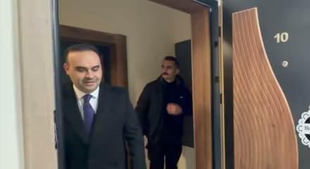 Bakan Kacır, depremzede aile ile iftar yaptı