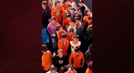 Bakan Tekin paylaştı, beğeni yağdı: Okul bah&ccedil;esinde "ey sevgili" coşkusu